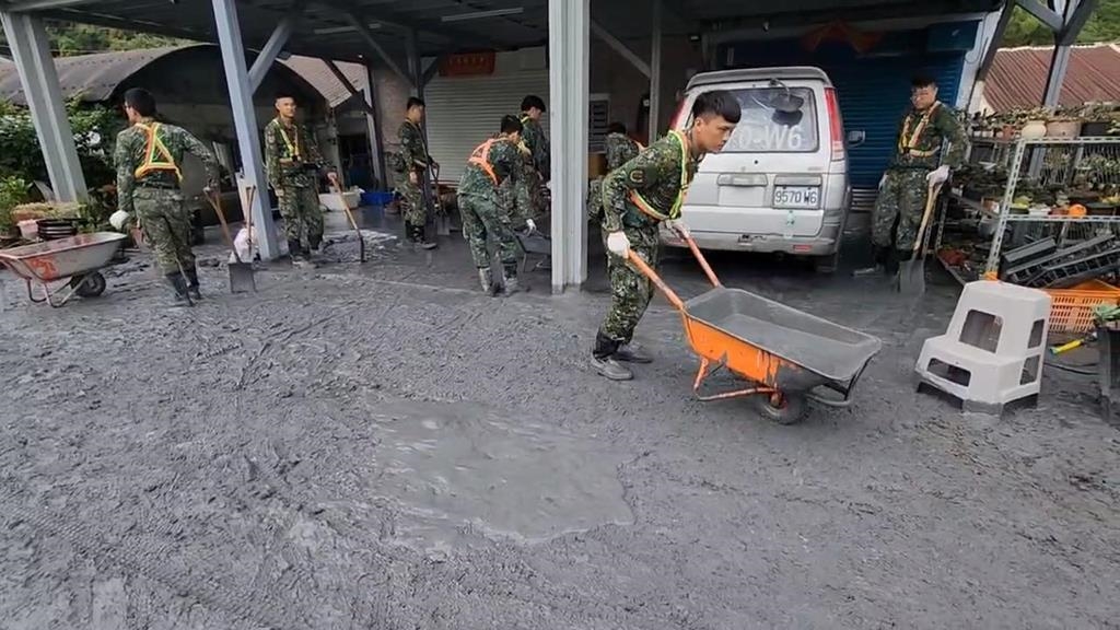 國軍進駐花蓮災區協助清理 災民返家取物滿滿無奈