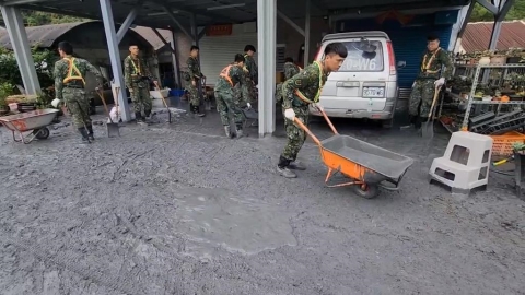 國軍進駐花蓮災區協助清理 災民返家取物滿滿無奈