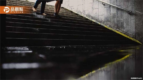 他雨天在車站階梯摔斷腿!法官判台鐵得賠22萬