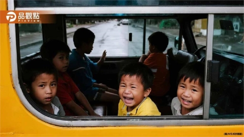 台中娃娃車自撞分隔島!車上6幼童驚嚇哭成一團