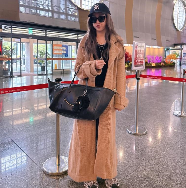 范瑋琪「飛中國被嗆爆」撞臉她！臉蛋輪廓變形「49歲真實狀態」流出