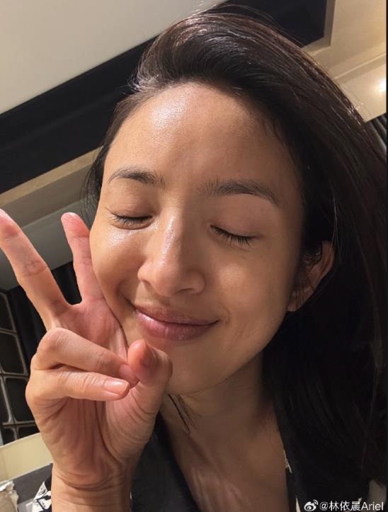 43歲林依晨「被中國找去」畫面流出！私下濾鏡全關「超反差對比」曝光