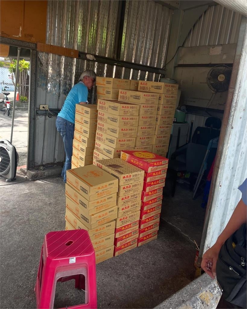 車身貼「1貼紙」免費搬整箱飲料!「三節都給」網友親測:傳說是真的