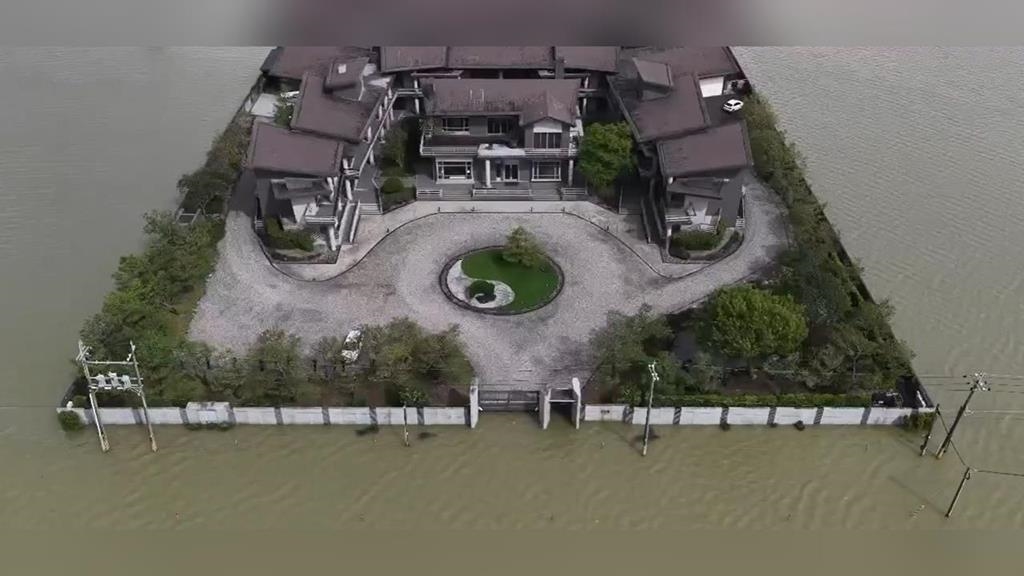 擋住大水！宜蘭冬山行館超狂空拍曝光　水鄉澤國「竟有世外桃源」