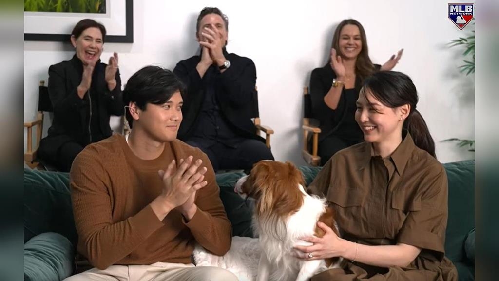 MLB(影)／MVP瞬間偷瞄愛妻！大谷翔平、真美子「情侶裝」同框　愛犬反應有亮點