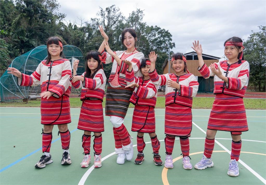 啦啦隊(圖多)/球芽攜手安芝儇走進偏鄉以「舞」會友!網大讚:人美心善仙女下凡