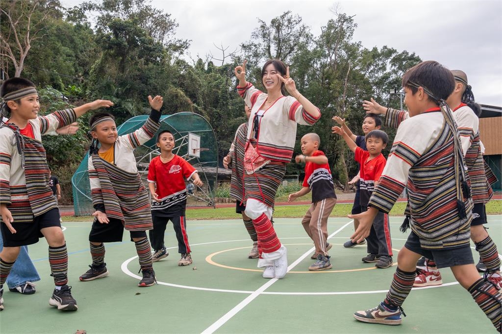 啦啦隊(圖多)/球芽攜手安芝儇走進偏鄉以「舞」會友!網大讚:人美心善仙女下凡