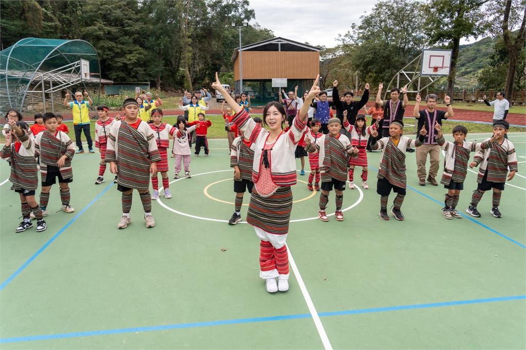 啦啦隊(圖多)/球芽攜手安芝儇走進偏鄉以「舞」會友!網大讚:人美心善仙女下凡