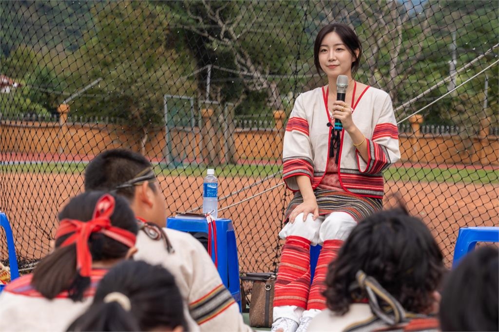 啦啦隊(圖多)/球芽攜手安芝儇走進偏鄉以「舞」會友!網大讚:人美心善仙女下凡