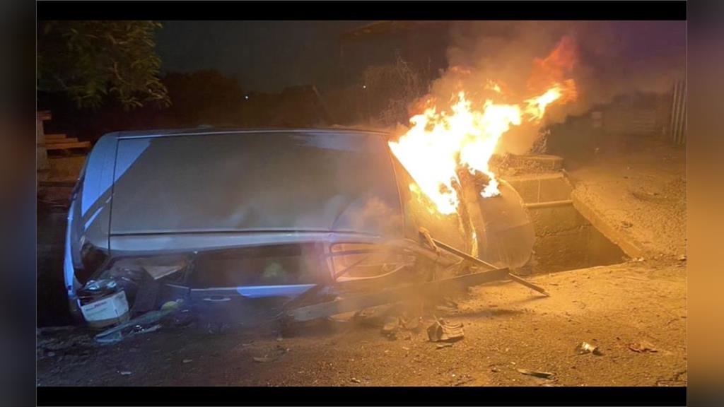 休旅車自撞卡溝起火！台南女駕駛驚險脫困　送醫幸無生命危險