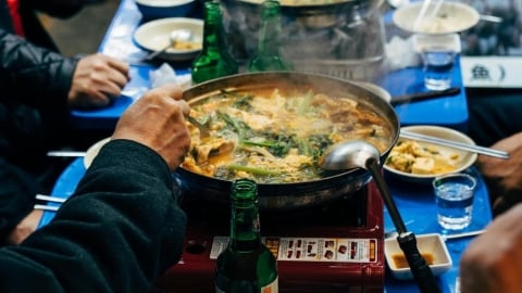 吃鍋3天「膽固醇狂飆260」!醫示警「3地雷=血管灌油」:這湯是腎臟殺手!