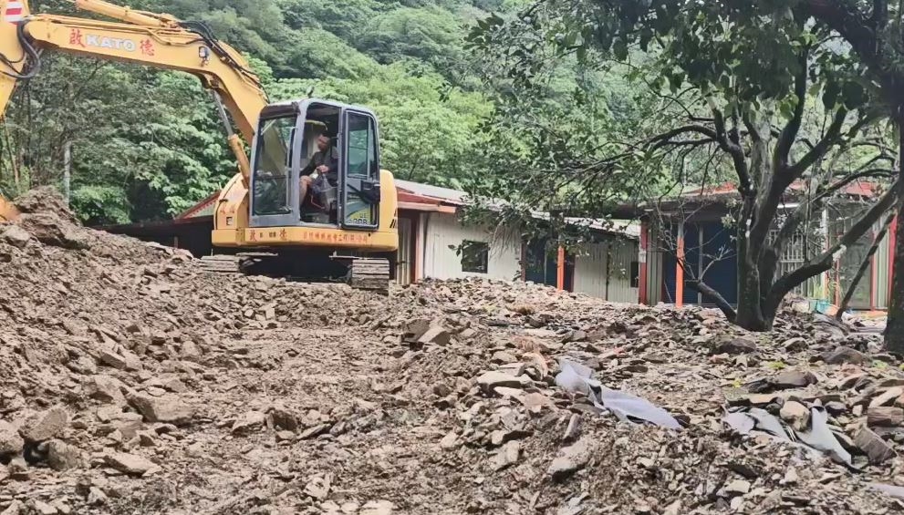 蘇澳民宅、養豬場遭土石掩埋　重機具緊急進駐協助清淤
