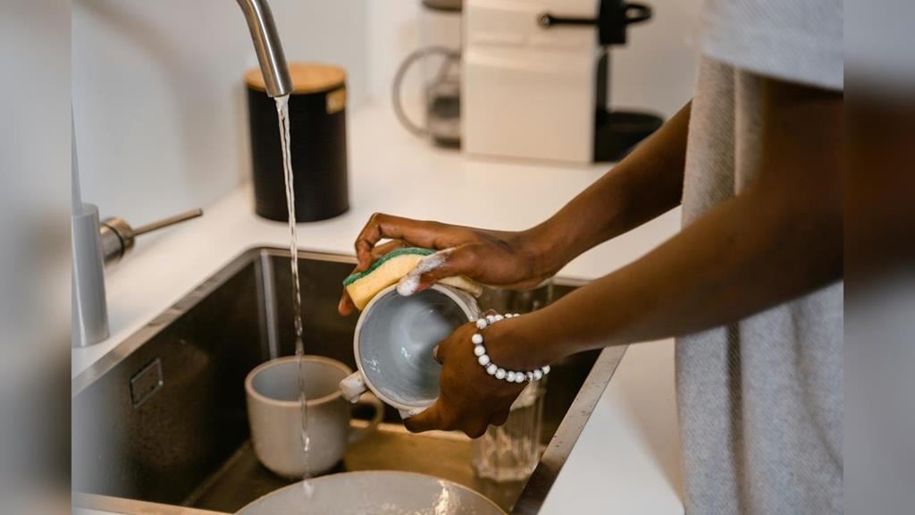 洗碗海綿竟比馬桶髒20萬倍？專家：孔洞食物殘渣是細菌的天堂！