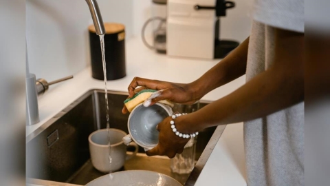 洗碗海綿竟比馬桶髒20萬倍?專家:孔洞食物殘渣是細菌的天堂!