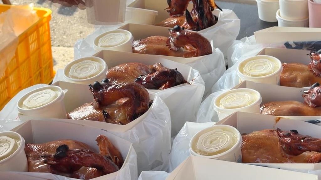 颱風假預測失準！　烤雞業者到南投發放100隻烤雞