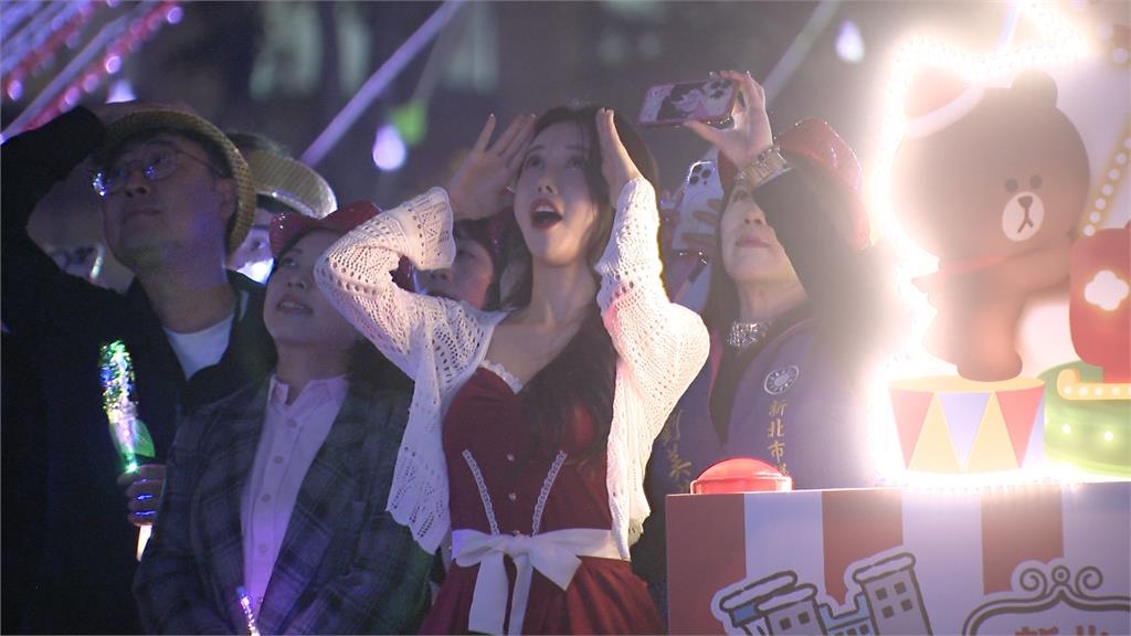 2025新北歡樂耶誕城熱鬧開城　李雅英與「兔兔」驚喜現身