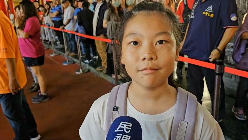 快新聞/天選之人!狂擲12聖杯抱回16萬8888元 小妹妹曝「這樣用」