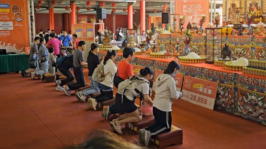 天選之人！狂擲12聖杯抱回16萬8888元　小妹妹曝「這樣用」