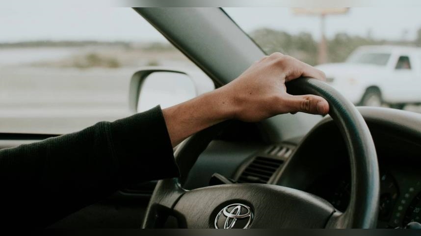 天氣冷發動車子要先「暖車」？　專家揭迷思：這2種車才需額外注意