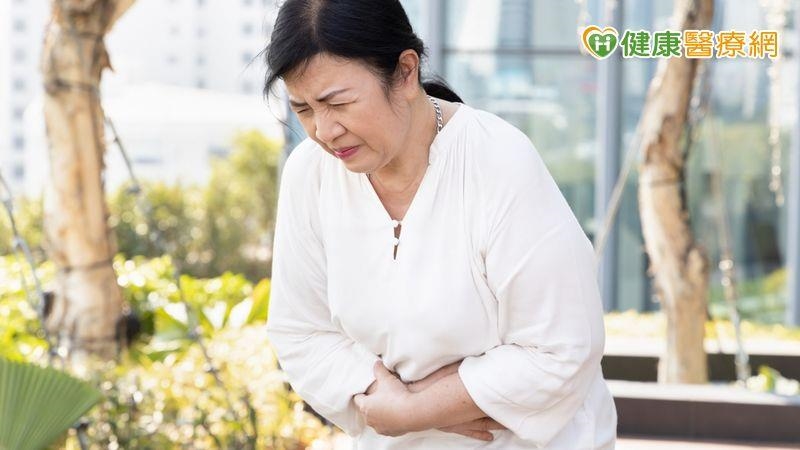 59歲女反覆腹痛竟是「肝內結石」作祟！醫：合併3症狀千萬別再拖