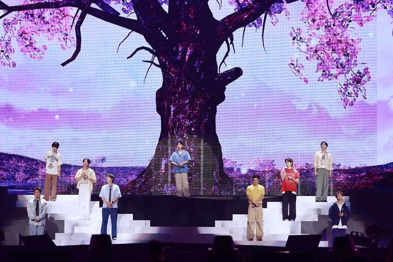 演唱〈至少還有你〉時，東海（右）忍不住掉淚。（圖／讀者提供）