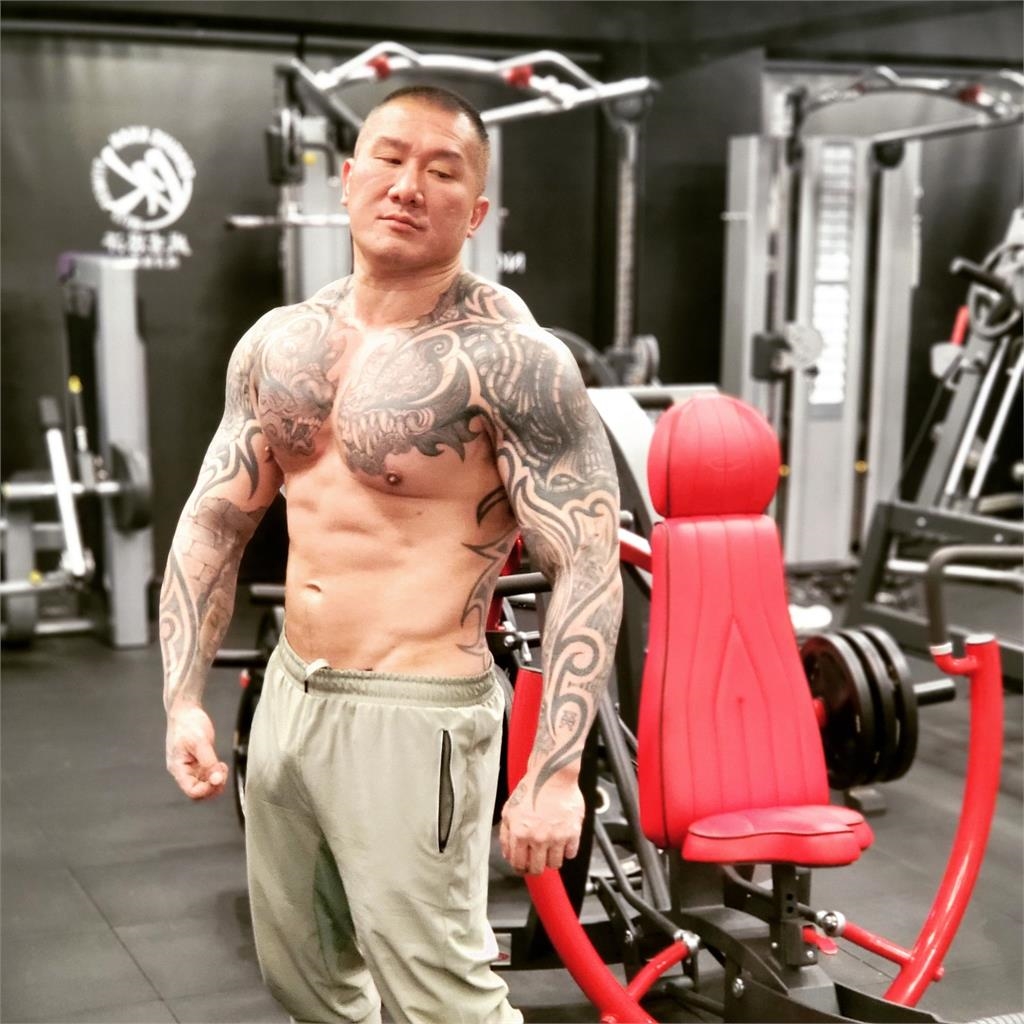 館長昔談房事稱「不行也得說行」 傳因尺寸求李進良「做增大術」秘辛曝