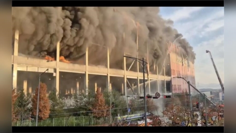 南韓物流中心大火狂燒10小時!千萬件庫存付之一炬 坍塌現場曝光