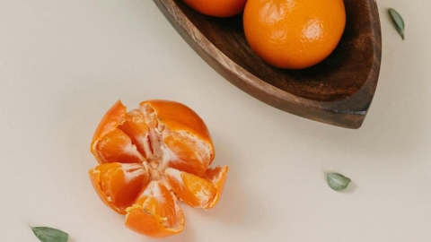 網友曝國外1招「橘子免剝皮」懶人法!掀一票人吐槽:直接剝犯法嗎?