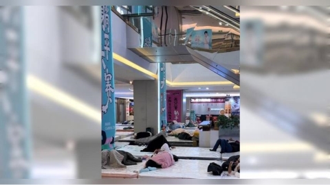 躺平大賽吸千萬人觀戰！男包紙尿褲撐33小時半奪冠　獎金曝光