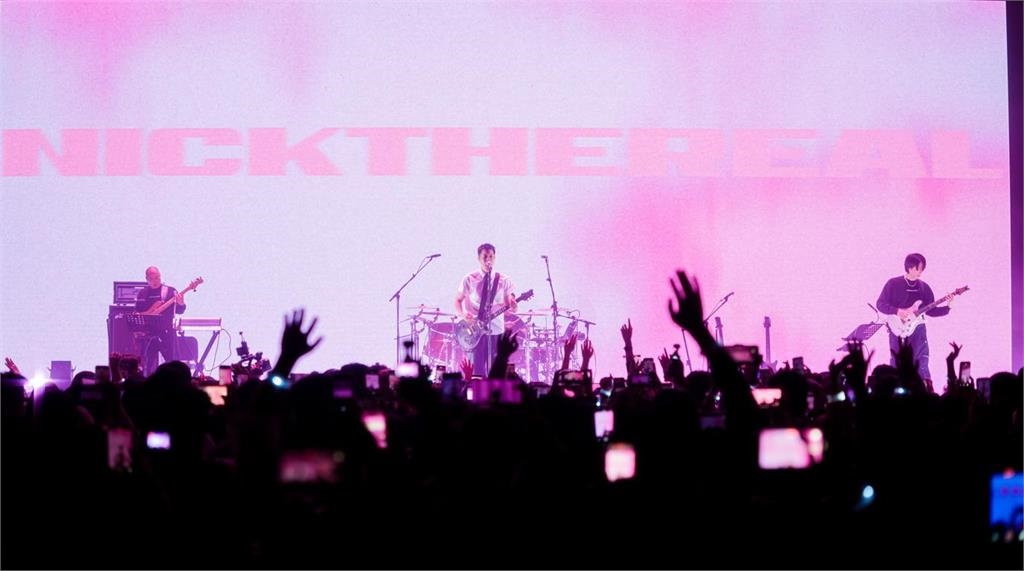 周湯豪「REALIVE - DELUXE」巡演全面啟動 變身「E人學長」開炸