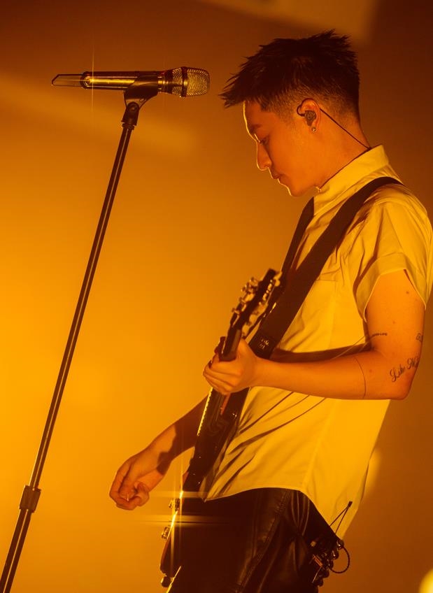 周湯豪「REALIVE - DELUXE」巡演全面啟動 變身「E人學長」開炸