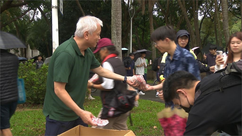 大氣系爽約別系接手 地理、電機系校友代發飲料.雞排