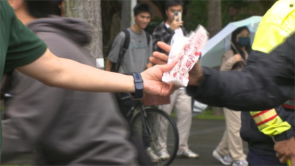 大氣系爽約別系接手 地理、電機系校友代發飲料.雞排