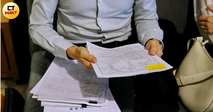 小鄭為了婚姻四處奔走,目前訴願遭到駁回,只能進一步指望高等行政法院訴訟能逆轉頹勢。(圖/周志龍攝)