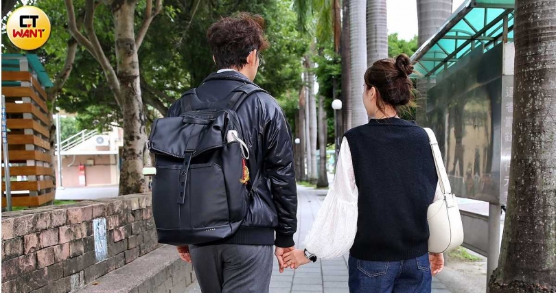 跨國夫妻因移民署遣返而被迫分隔兩地,他們還走得下去嗎?彼此內心徬徨,只能過一天算一天。(圖/周志龍攝)