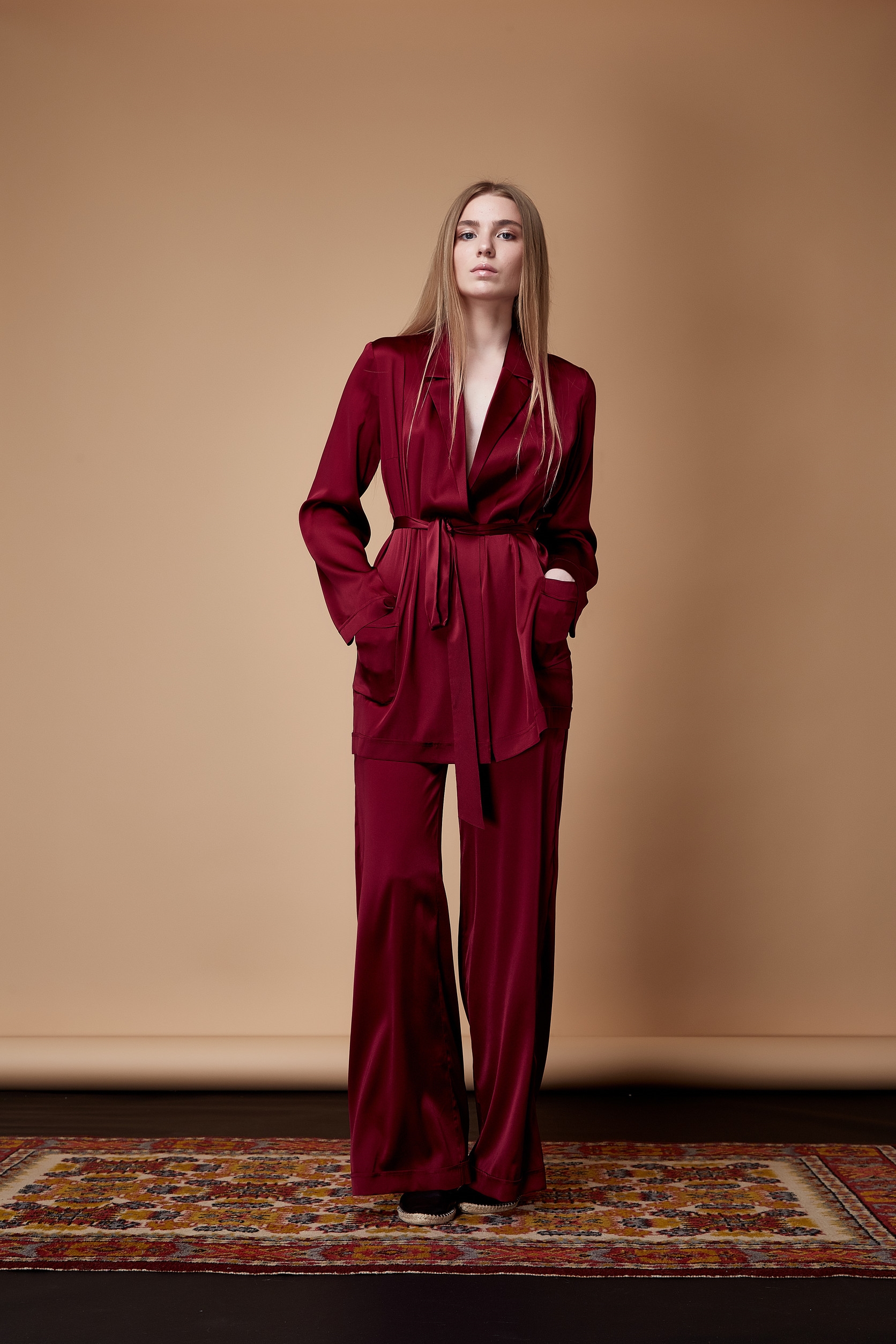 紅色寬褲自帶強烈的視覺衝擊力,搭配同色絲質上衣,造型充滿張力和一致性。圖/123RF圖庫