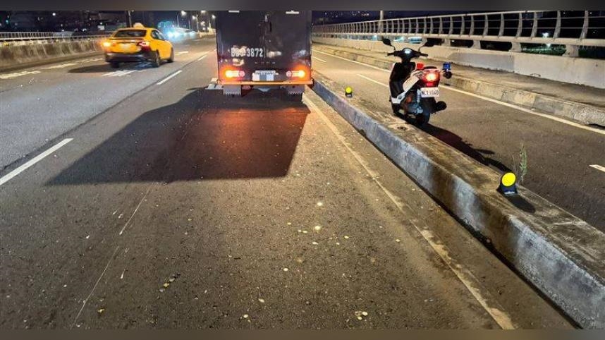 運鈔車門沒關好「撒幣浮洲橋」　警方花1小時協助撿錢