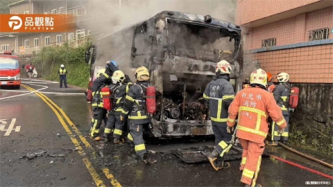 驚險逃生!瑞芳轉運站深夜火燒車 31歲男遭火吻送醫