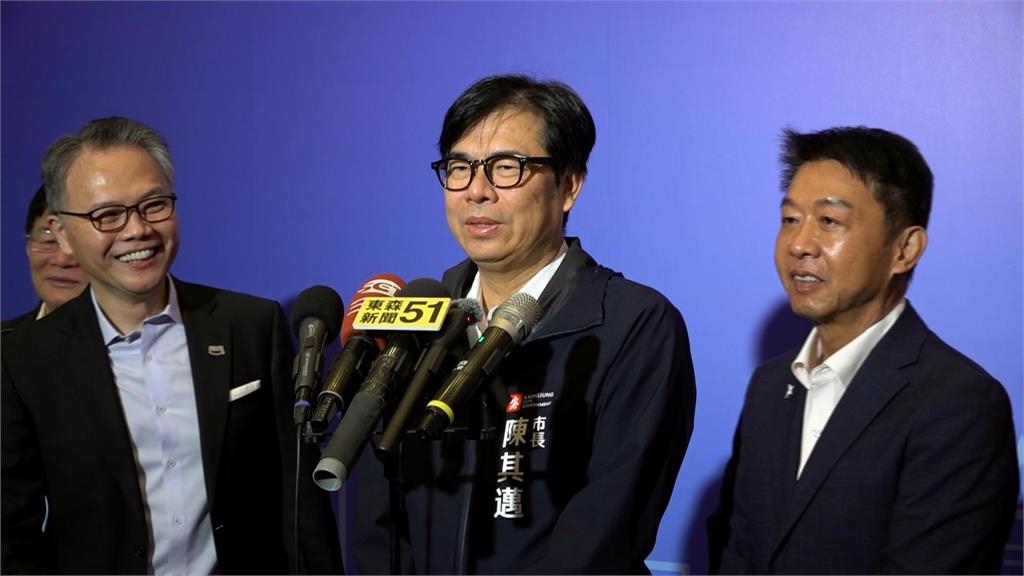 快新聞／為TWICE應援！陳其邁、黃捷頭髮藍了　他笑回：這還要問嗎？