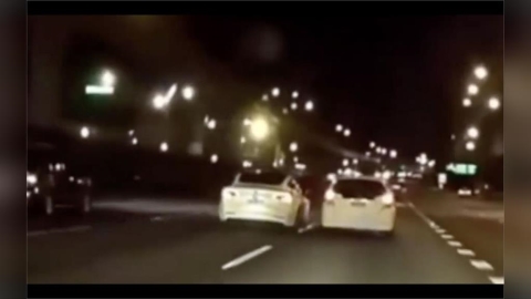 特斯拉深夜飄移自撞!匝道口蛇行橫衝護欄 網嚇爛:這招學不來