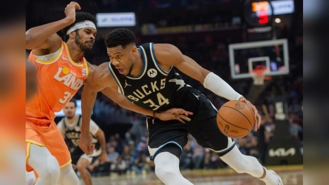 NBA(影)/字母哥比賽中傷退!總教練瑞佛斯賽後吐心聲坦言:不太樂觀