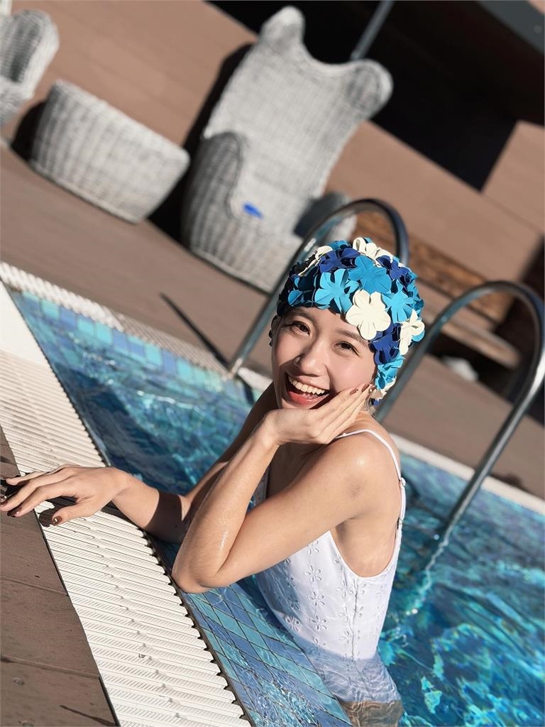  Lulu剛新婚突放福利！泳池邊「解放高衩泳裝」1亮點掀熱議：好搶眼