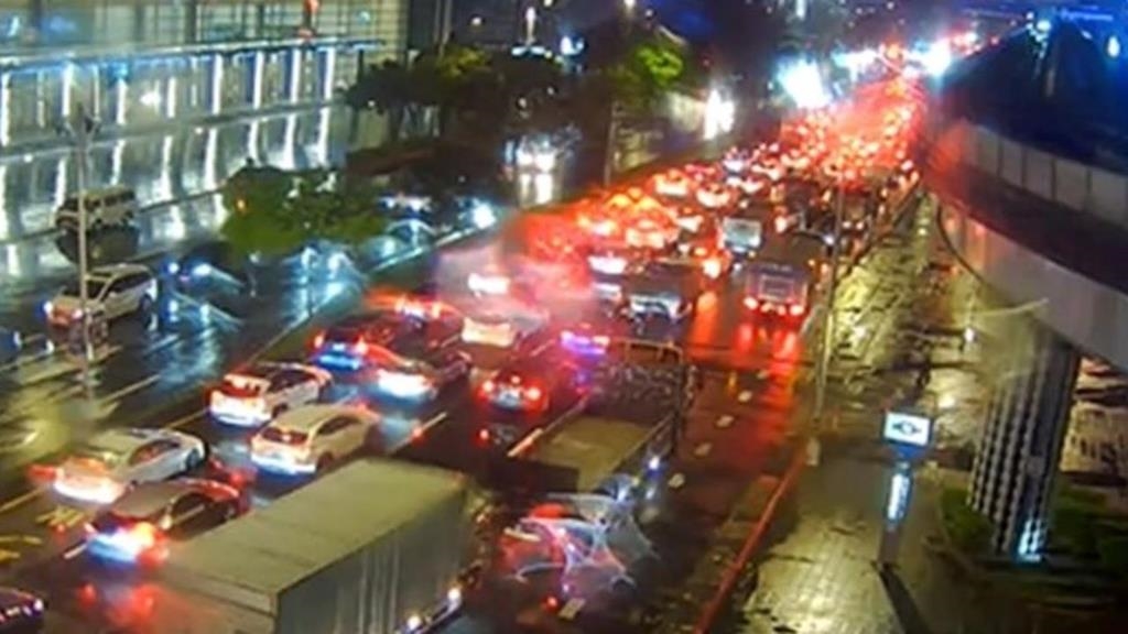 塞到爆！南港展覽館昨夜「車潮嚴重回堵」　災情原因曝光了