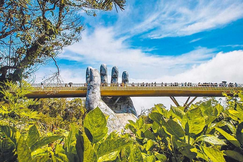 由兩隻巨大的石手托起的金橋,是越南峴港不容錯過的景點。(圖/麗星夢郵輪提供)