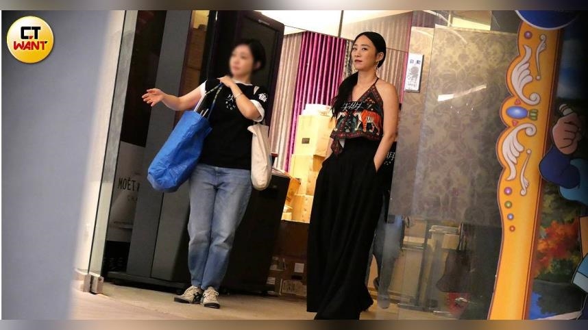 聽媽媽的話1／吳可熙夜間私約「重要人物」超警覺！勾手散步回家