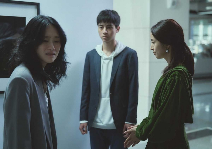 吳可熙(左)在電影《失明》與林依晨相戀,但卻又與林依晨的兒子劉敬上演一場禁忌之戀。(圖/周子娛樂)