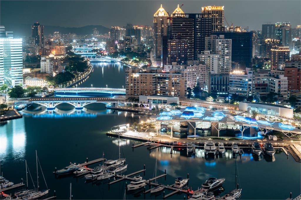 快新聞／好美！為TWICE應援「歡迎子瑜回家開唱」　高雄7大地標今晚點燈