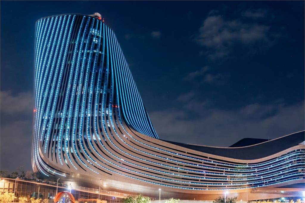 快新聞／好美！為TWICE應援「歡迎子瑜回家開唱」　高雄7大地標今晚點燈