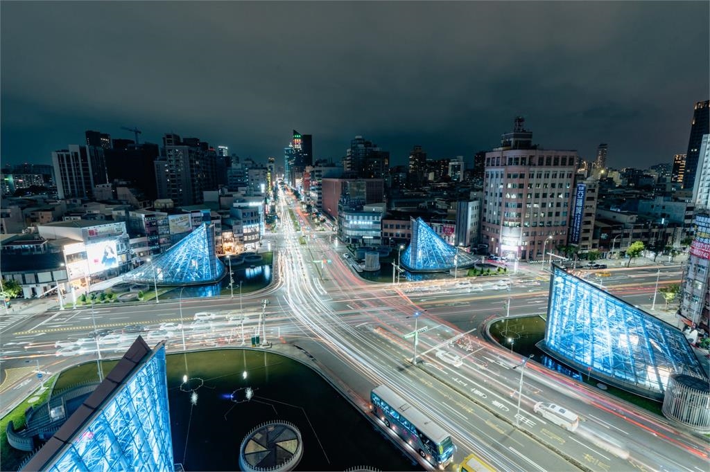 快新聞／好美！為TWICE應援「歡迎子瑜回家開唱」　高雄7大地標今晚點燈