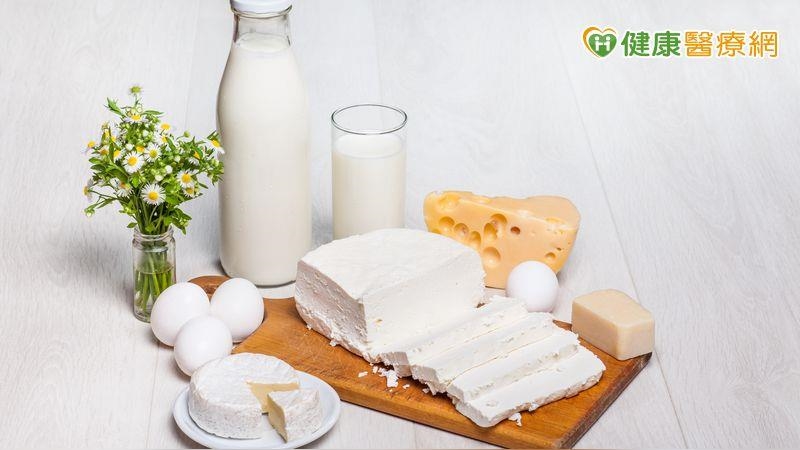 不是含鈣量高就猛吃！防骨鬆也有飲食迷思　營養師列一日菜單均衡補鈣